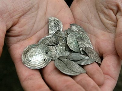 В Эстонии обнаружили клад монет и украшений эпохи викингов