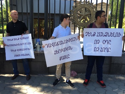 Акция протеста против соглашения по ПВО с Россией в Ереване завершилась. Обновлено