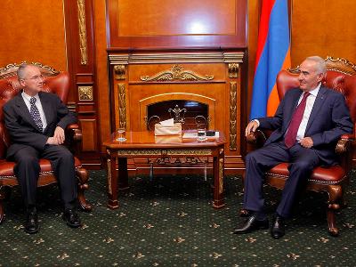 Спикер НС Армении принял завершающего миссию посла Греции