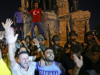 Премьер Турции назвал терактом попытку военного переворота в стране