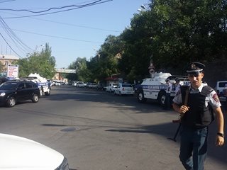Перекрыты прилегающие к полицейскому отделу Эребуни улицы