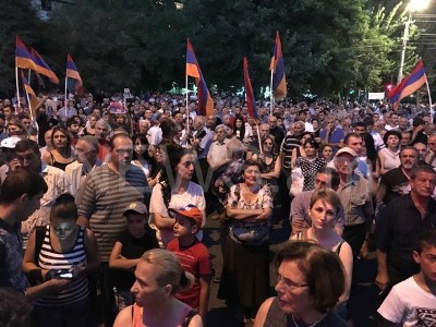 Участники акции у захваченного полка ППС в Ереване организовали шествие Участники акции у захваченного полка ППС в Ереване организовали шествие