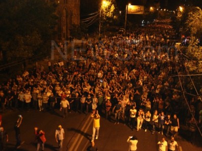 Участники митинга «в поддержку» захватившей полк ППС группы «Сасна црер» проводят шествие в центре Еревана