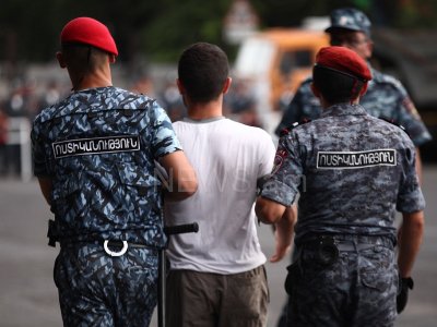 В Ереване полиция жестко разгоняет митингующих