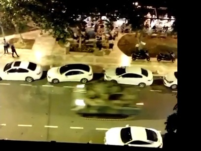 Жители Стамбула встречают танки аплодисментами: видео