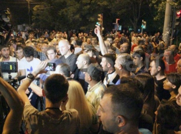 На улице Хоренаци в Ереване начались столкновения: Полицейские применили газ На улице Хоренаци в Ереване начались столкновения: Полицейские применили газ