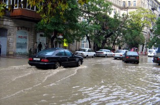 Traffic movement limited due to torrential rains in Baku