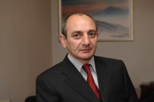 Բակո Սահակյանը «Արիության համար» մեդալով պարգեւատրել է երկու զինծառայողի