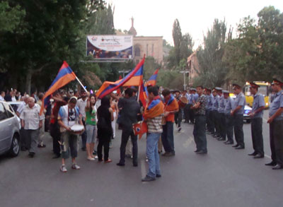 Սկսվել է ընդդիմության երթը (ֆոտոռեպորտաժ)