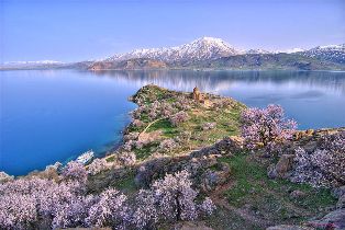 Աղթամարի Սուրբ Խաչի պատարագից առաջ Վանում ներկայացվեց եկեղեցու մասին
պատմող եր