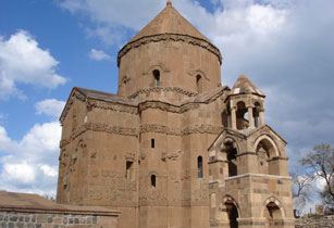 “Akhtamar” sculpture exhibition opens in Surb Khach Church