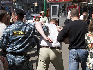 Геи Москвы «поздравили» Юрия Лужкова с днем рождения