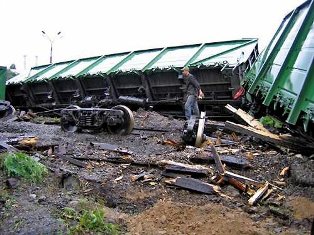 В Азербайджане сошли с рельсов несколько вагонов со сладостями