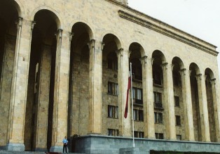 Парламент Грузии открывает путь Саакашвили к премьерству