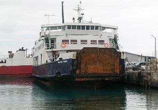 В Турции машина с пассажирами упала в море с парома
