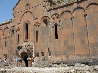«Հայոց աշխարհ». Ինչո՞ւ թուրքերը թույլ տվեցին «գորշ գայլերի» առաջնորդին նամազ անե