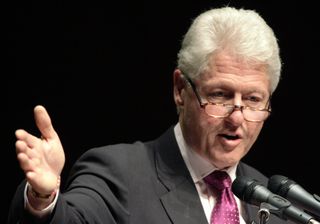Bill Clinton arrives in Istanbul