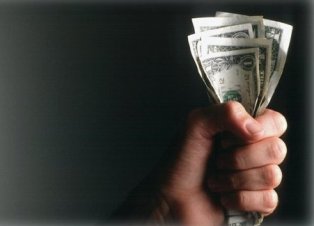 Граждане Армении хранят свои накопления в долларах