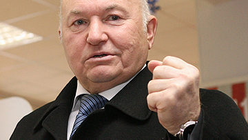 Юрий Лужков устроил пресс-конференцию на венской улочке