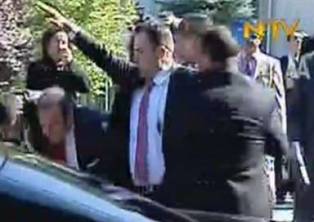 Turkey’s chief negotiator for EU membership under an egg attack (video)