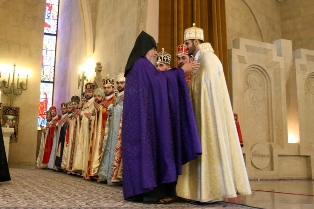 Քահանա են օծվել 16 նորընծա սարկավագներ. Գարեգին Բ-ն համբուրել է նրանց ճակատներն
