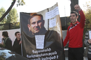«Ազատություն Նիկոլին». ընդդիմադիր երիտասարդների բողոքի ակցիան նախագահական նստավա