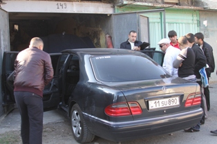В Ереване в машине обнаружены полуобнаженные тела парня и девушки