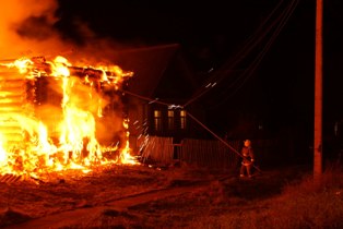 В горящем дома на Кубани обнаружены тела зарезанных детей