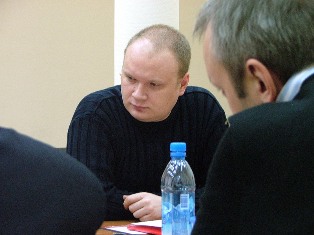 Журналиста «Коммерсанта» избивали железным прутом, спрятанным в букете цветов (в