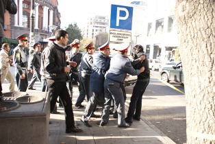 Полиция Армении: активисты АНК не подчинились стражам правопорядка