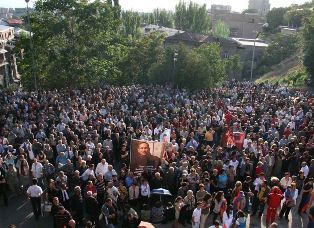 В Ереване начался очередной митинг сторонников Левона Тер-Петросяна
