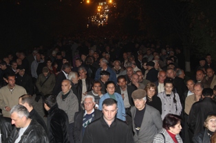 В Ереване началось шествие сторонников Тер-Петросяна