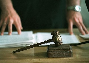 Организация «Свидетели Иеговы» отрицает, что убивший своих родителей парень имее