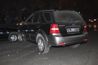 Авария в Ереване: До приезда полиции с машины успели снять номер (видео)