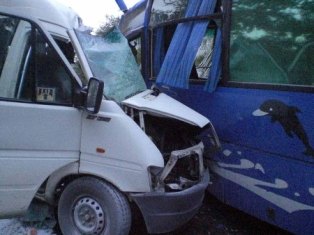 В Ростове-на-Дону столкнулись автобус и маршутка