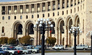 Три иранца проводят акцию протеста у здания правительства Армении