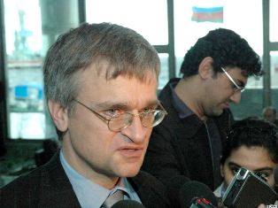Փիթեր Սեմնեբին կհանդիպի ավանակի մասին ադրբեջանական տեսահոլովակի 
հեղինակների հե