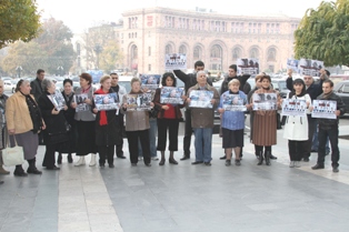 «Ու՞մ շահն է գերակա՝ շեյխի՞, թե՞ ժողովրդի». Բողոքի ակցիա կառավարության շենքի առա