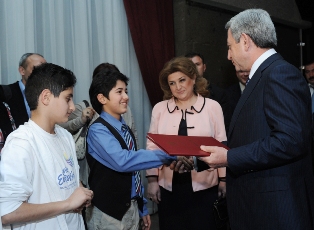 Սերժ Սարգսյանը «Եվրատեսիլ-2010»-ի հաղթող Վլադիմիր Արզումանյանին պարգեւատրել է շն