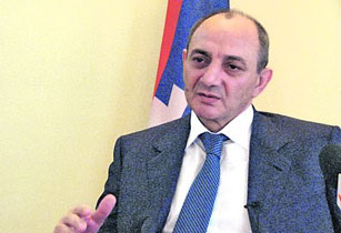ԼՂՀ նախագահն այցելել է շախմատային ակումբ, որտեղ մրցաշար էր ընթանում, բայց շախմատ