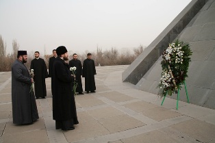 Delegation of Russian Orthodox church pays tribute to Armenian Genocide victims