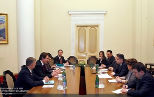 Armenian Premier discussed extended financing program with IMF reps.