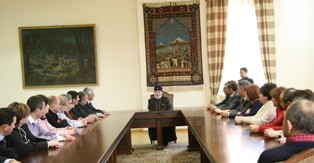 Գարեգին Բ-ն հանդիպել է կամավոր բժիշկների հետ