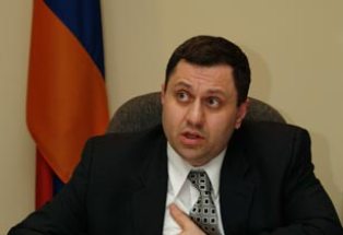 Ներսես Երիցյանը «չլսելու է տվել» NEWS.am-ի հարցը եւ շարունակել իր ընթացքը