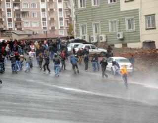 Դիարբեքիրում ոստիկանների հետ բախումների ընթացքում ցուցարարի ձեռքում նռնակ է պայթ