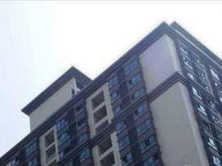 Футболист и арбитр выбросился из окна своей квартиры