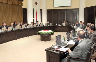 Премьер представил двух новых министров