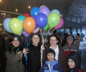 Ученики многонациональной школы Ростова вышли на улицы с воздушными шарами