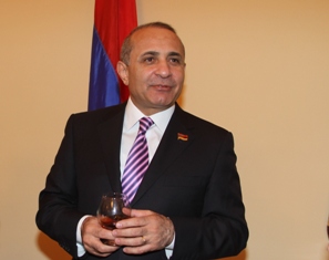 ԱԺ նախագահը Ամանորի առթիվ շնորհավորել է լրագրողներին ու նվերներ մատուցել (վիդեո)