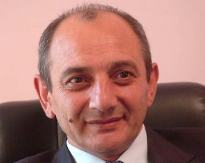 Բակո Սահակյանը հանդիպել է ԼՂՀ պաշտպանության բանակին մեքենաներ նվիրած բարերարին